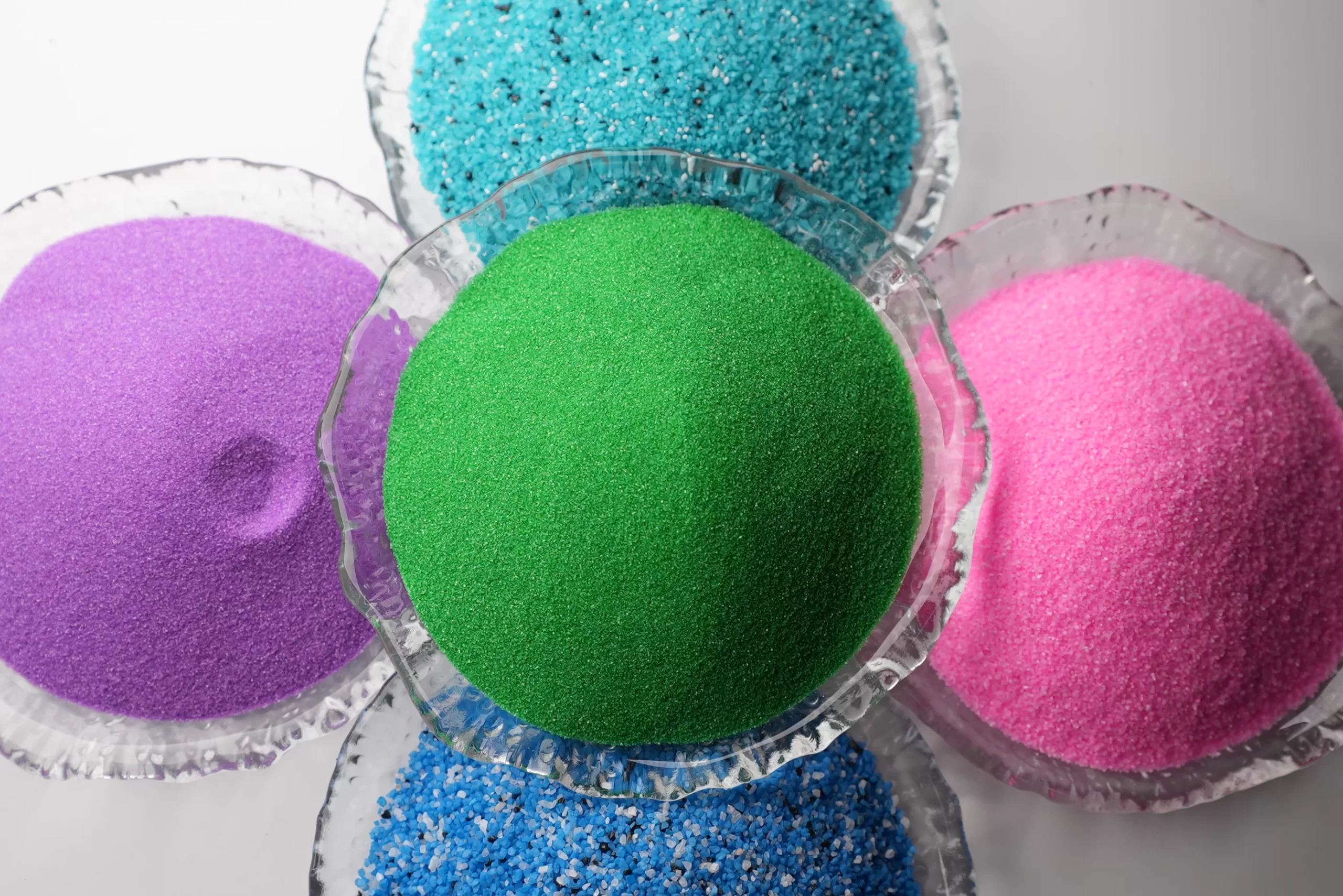 Изделия из стеклянного песка, гальки и гравия для строительства и ландшафтного дизайна